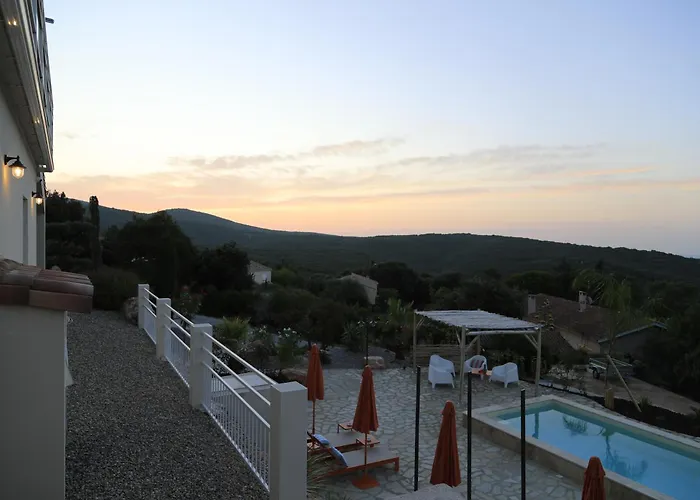 Les Trois Tours De Luxe Adult Only