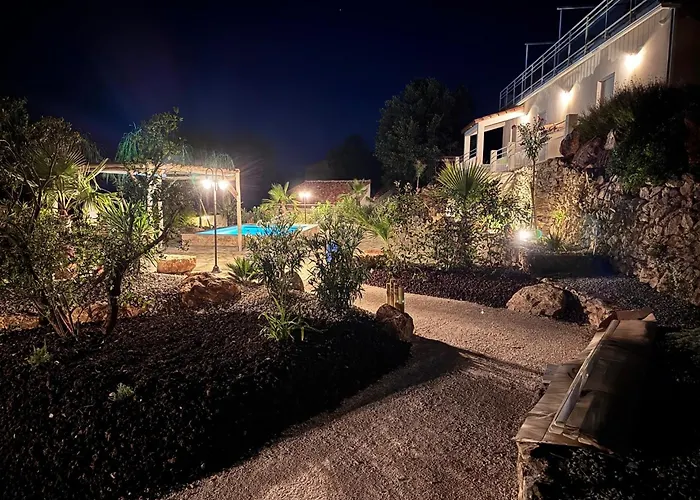 Les Trois Tours De Luxe Adult Only